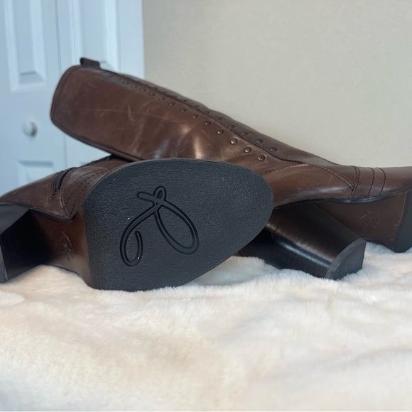 Reba Women’s size 7 1/2  tall zip up boots dark Brown with heel - Picture 6 of 15